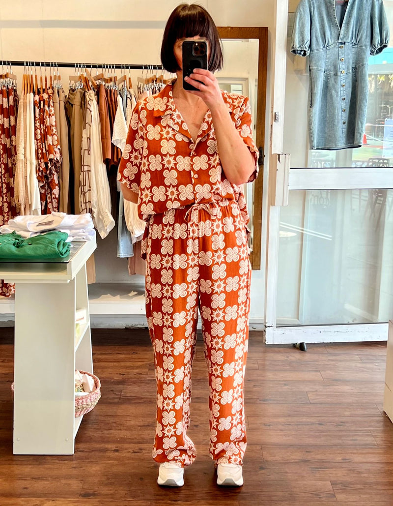 Sol Elastic Waist Pants in Paprika Print