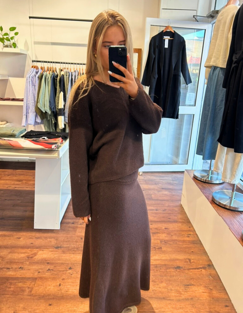 Tully V-Neck Lightweight Knit Jumper in Chocolate