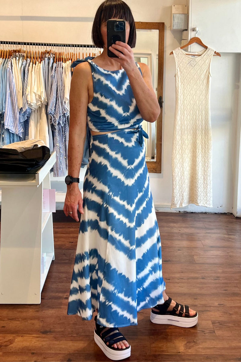 Pisa Knot Front Thigh Split Dress in Blue/White Print