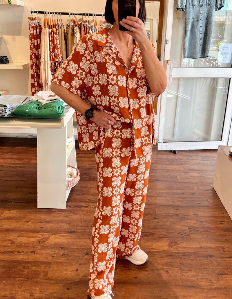 Sol Elastic Waist Pants in Paprika Print