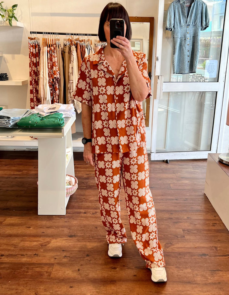 Sol Short Sleeve Button Down Top in Paprika Print