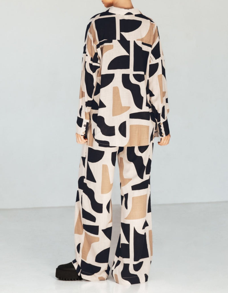 Casey Relaxed Shirt in Beige/Black Geo Print