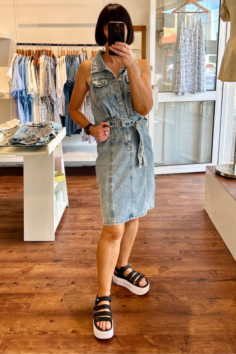 Ivy Sleeveless Button Down Denim Dress in Blue Wash