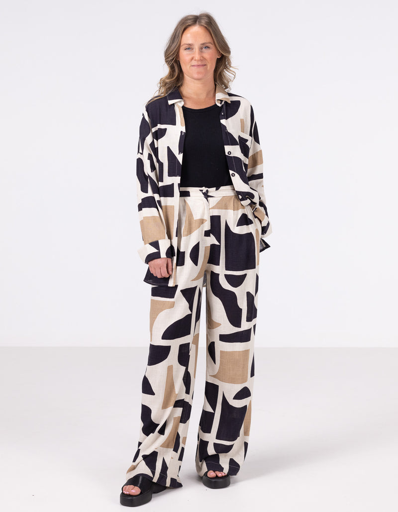 Casey Relaxed Shirt in Beige/Black Geo Print