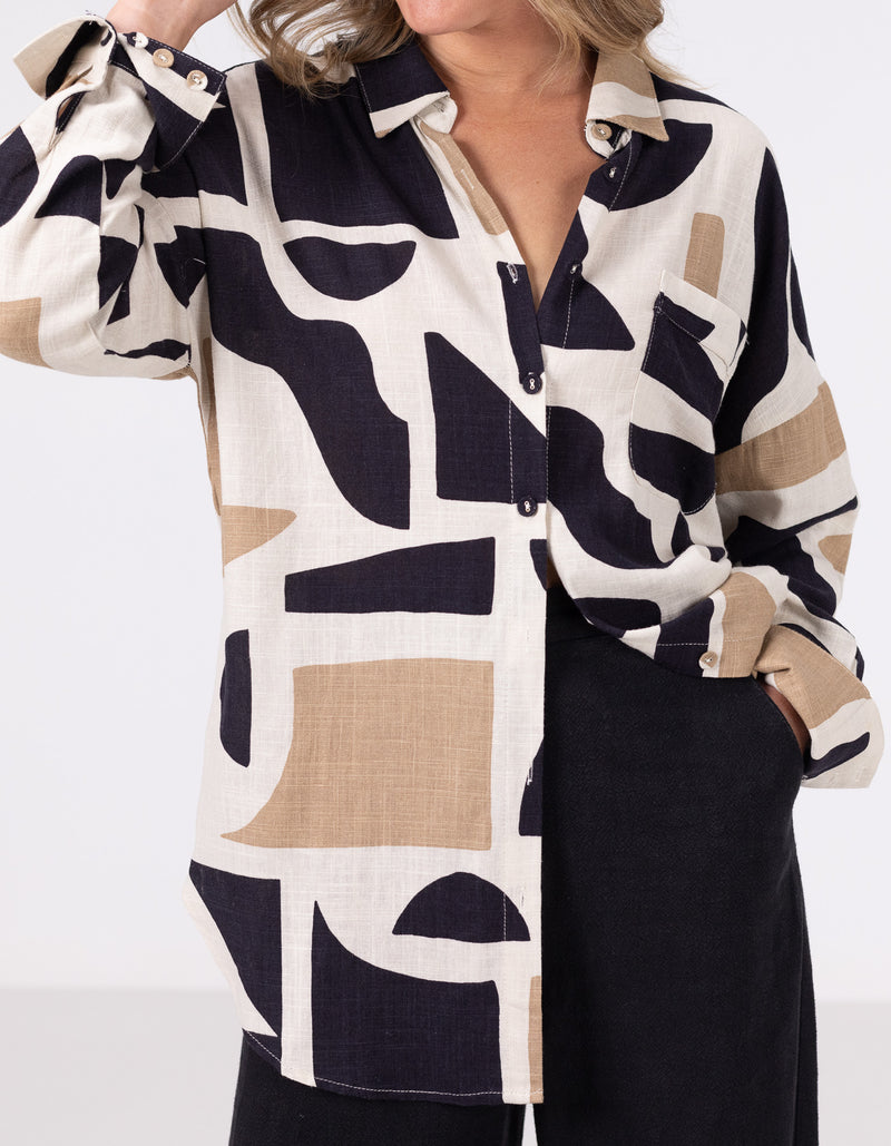 Casey Relaxed Shirt in Beige/Black Geo Print