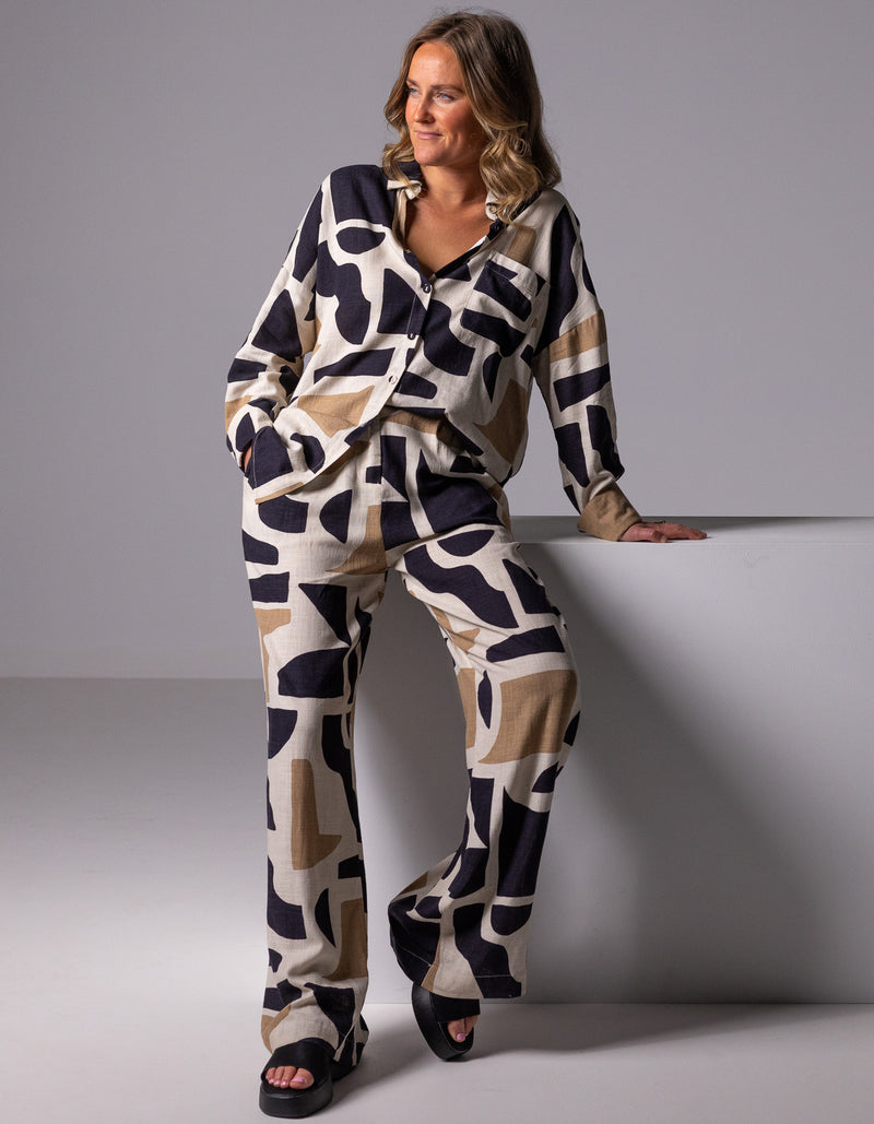 Casey Relaxed Shirt in Beige/Black Geo Print