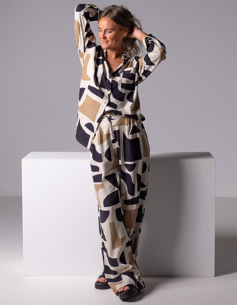 Casey Relaxed Shirt in Beige/Black Geo Print