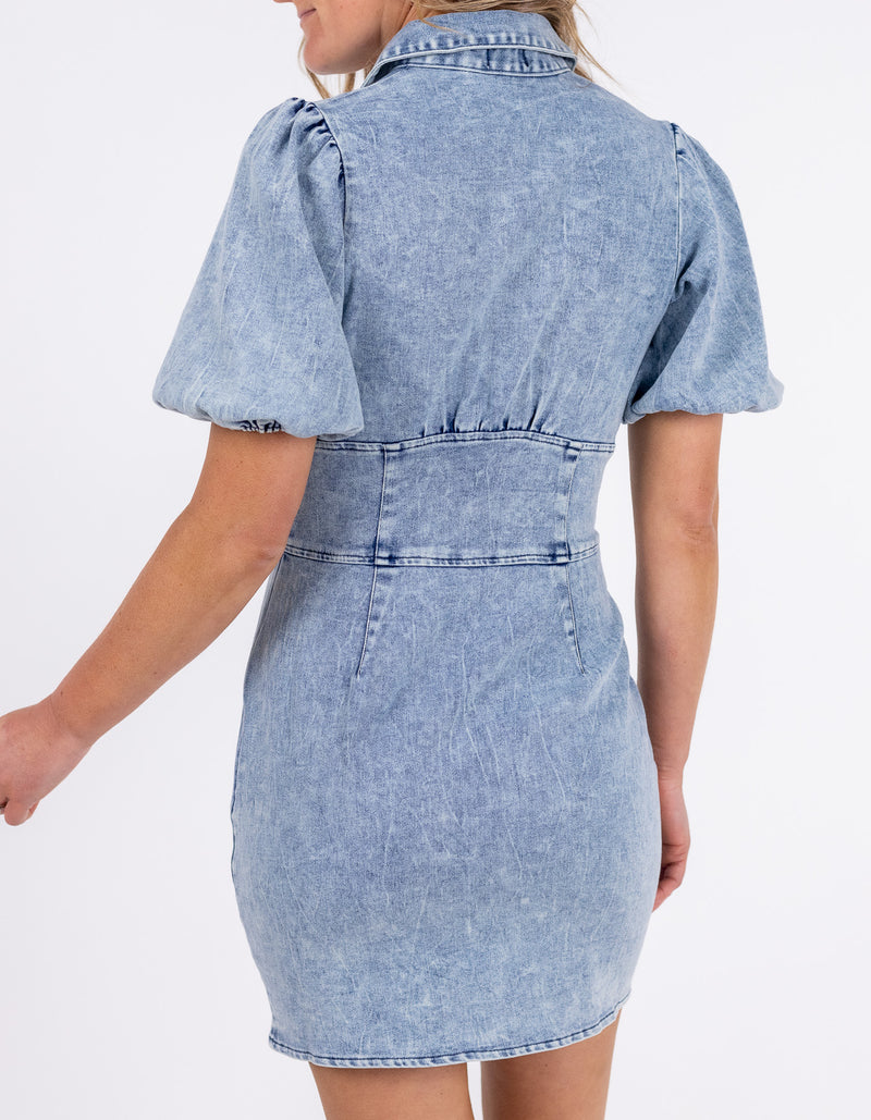 Lyric Fitted Waist Short Sleeve Denim Dress in Blue