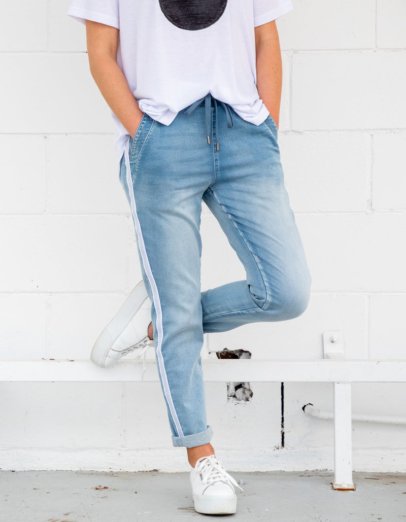 Boston Stretch Denim Joggers in Blue Wash
